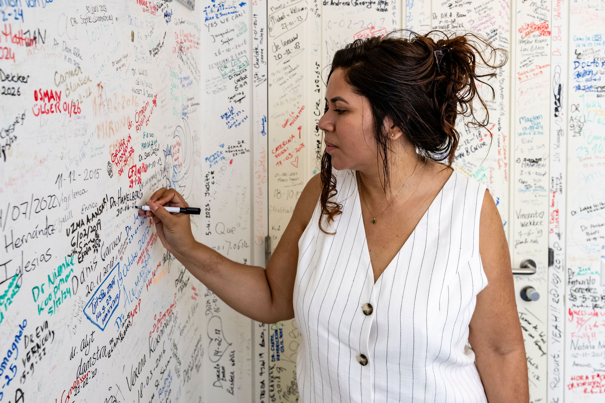 Kedma Hamelberg signing the tradition wall at Agnietenkapel