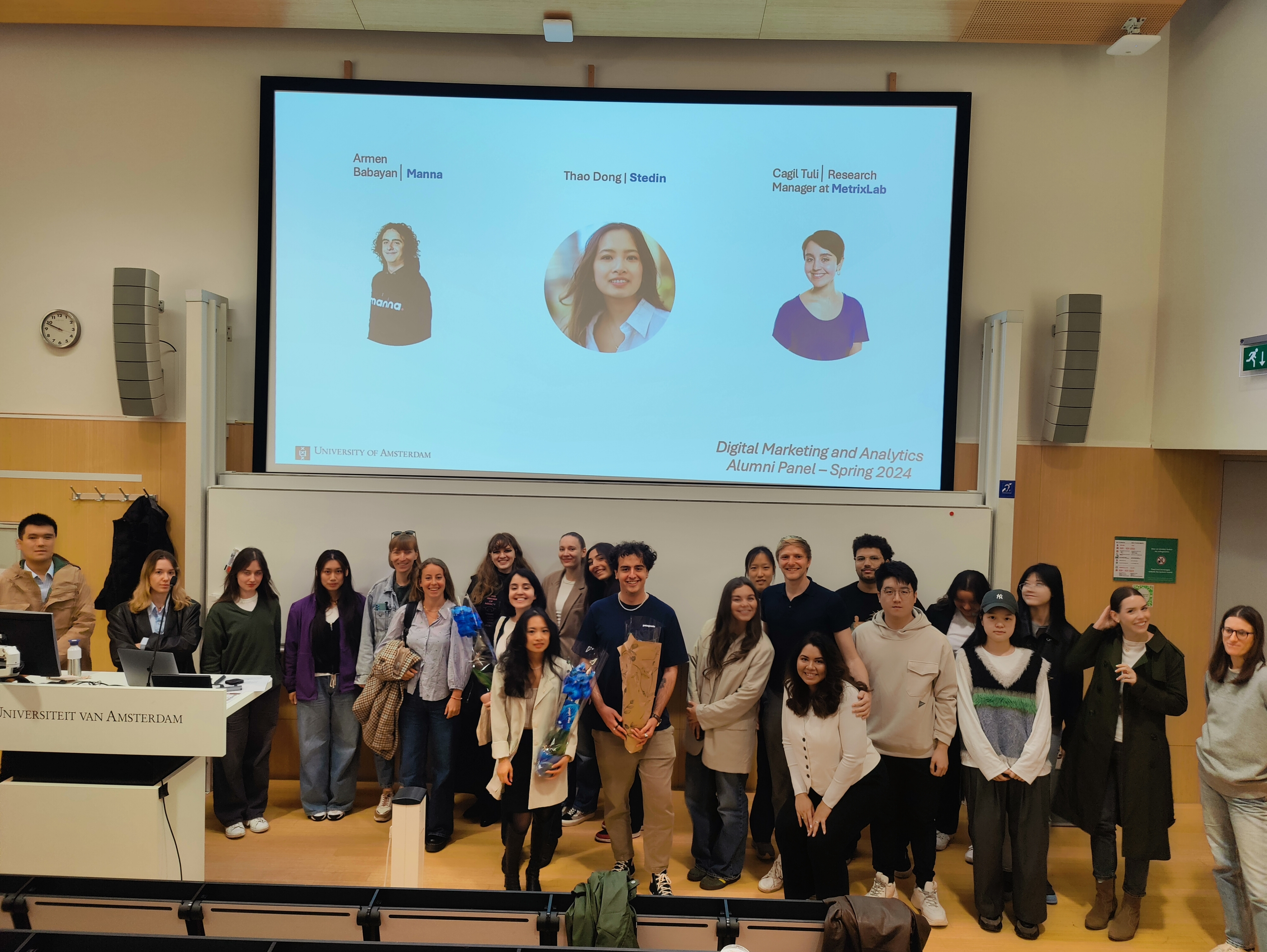 Kedma Hamelberg with Digital Marketing and Analytics students at the University of Amsterdam